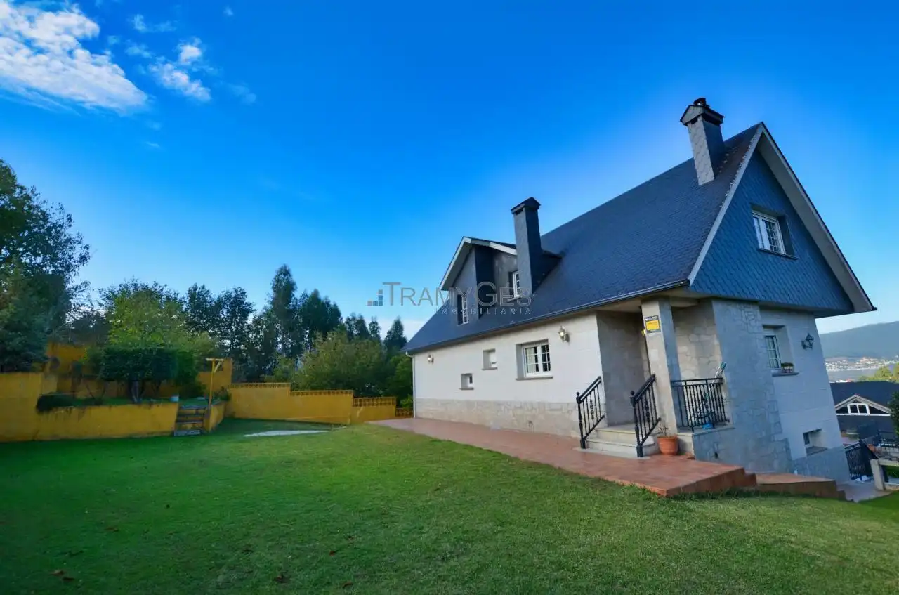 Vista exterior de Casa o xalet en venda en Redondela amb Calefacció, Jardí privat i Terrassa