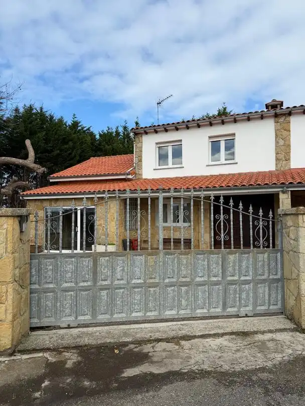 Vista exterior de Casa adosada en venda en Villaviciosa amb Calefacció, Jardí privat i Terrassa