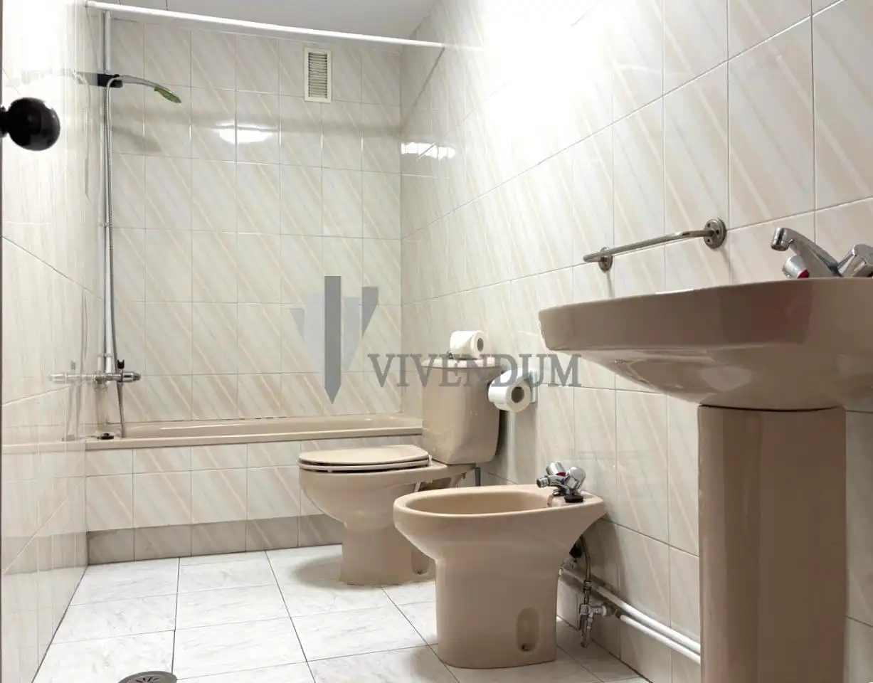 Baño de Piso de alquiler en Vigo  con Calefacción, Parquet y Terraza