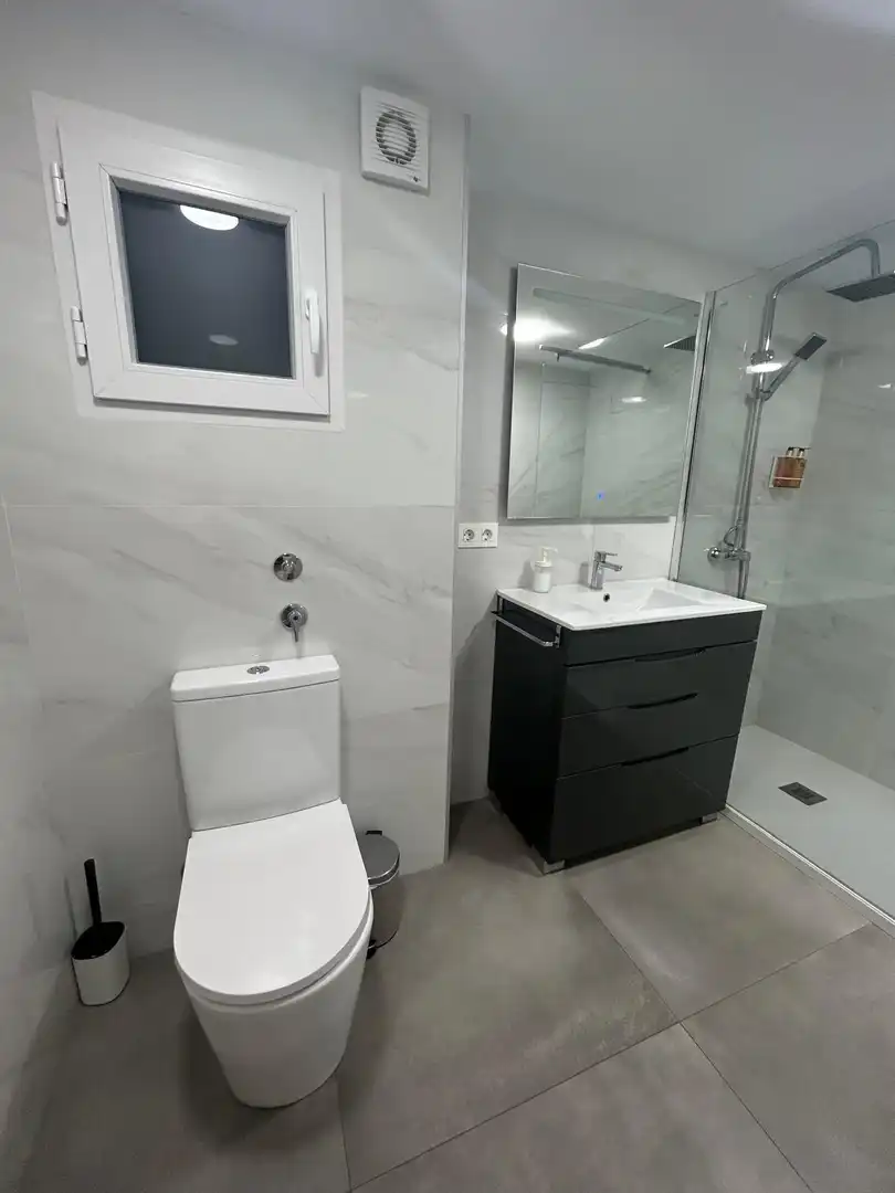 Badezimmer von Wohnung zum Verkauf in Valencia mit Parkett