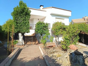 House with balcony for sale in Cobisa