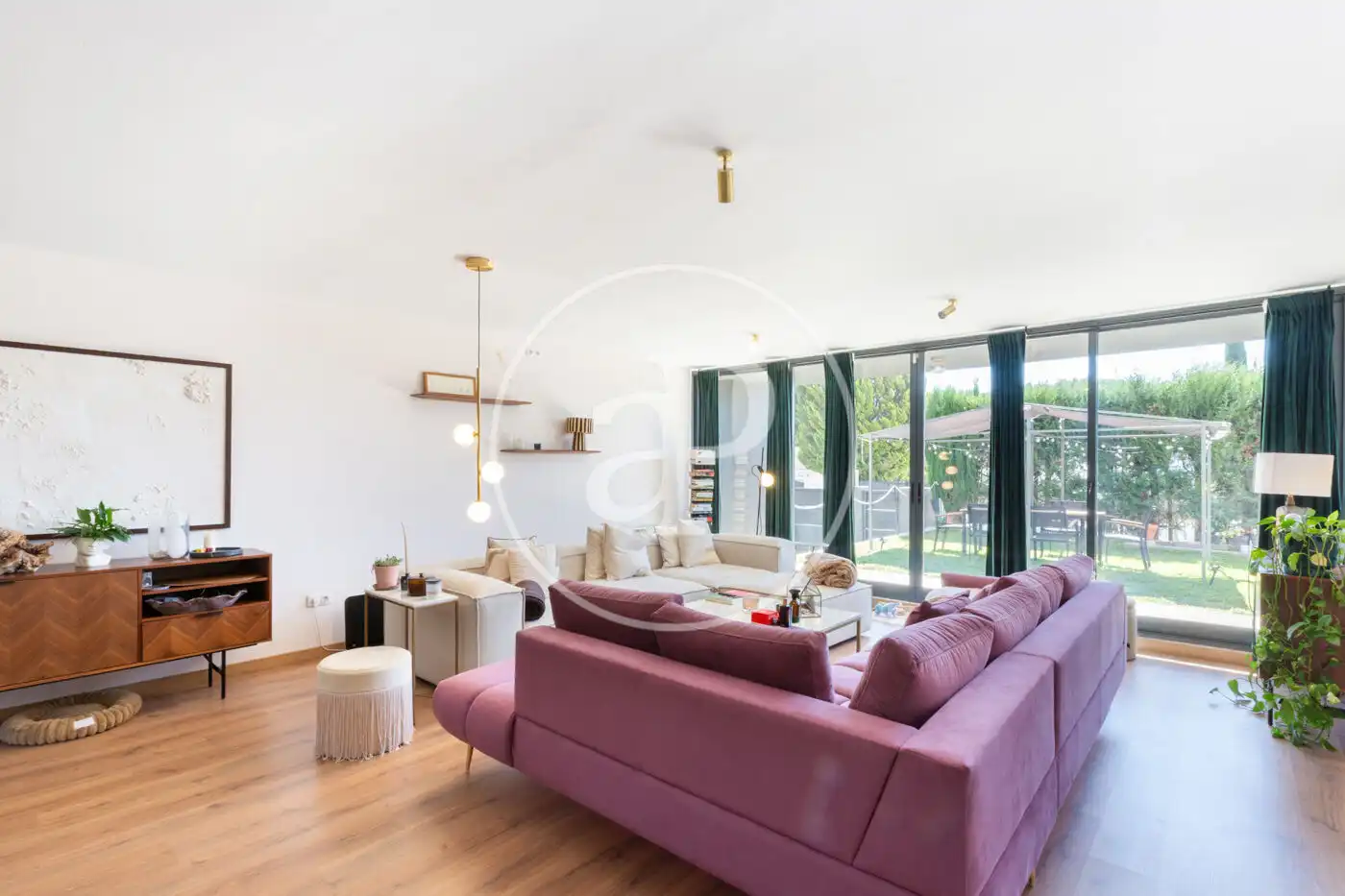 Wohnzimmer von Einfamilien-Reihenhaus zum Verkauf in Chiva mit Klimaanlage, Heizung und Privatgarten