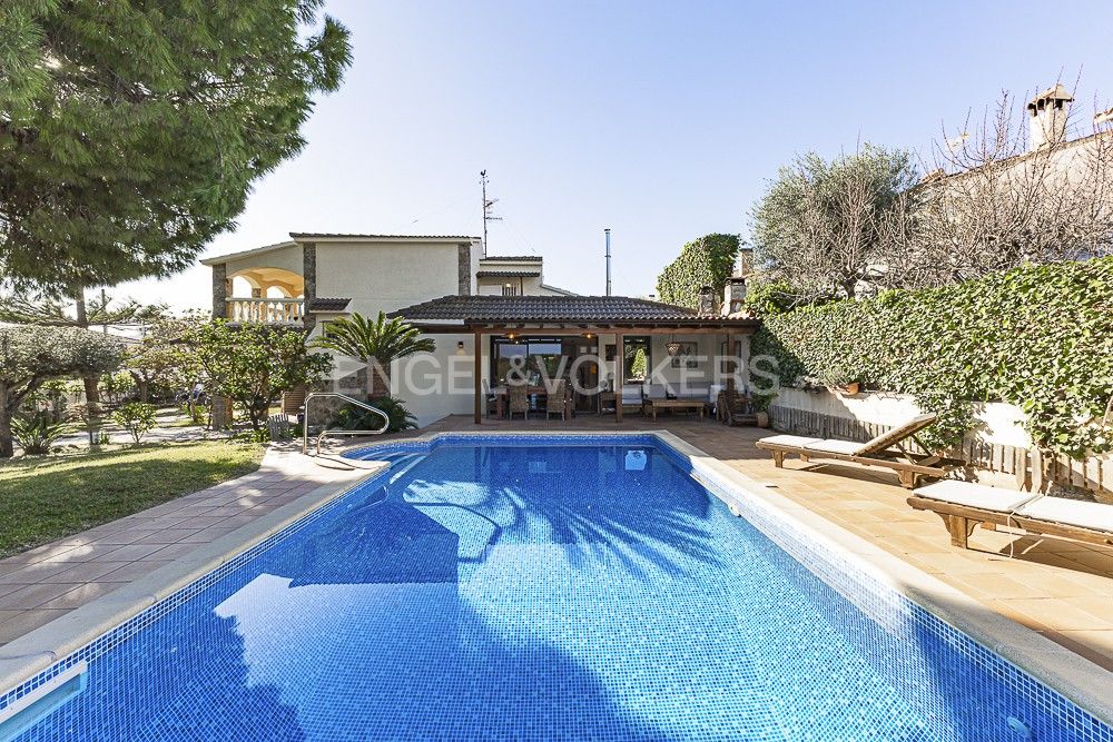 Vista exterior de Casa o xalet en venda en Calafell amb Aire condicionat, Calefacció i Jardí privat