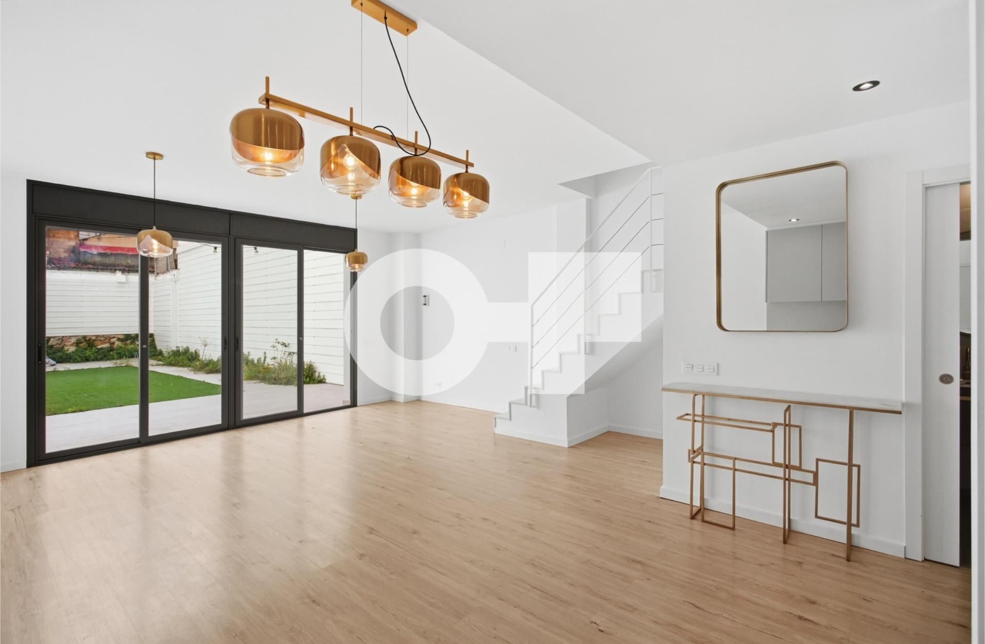 Sala de estar de Dúplex en venta en  Barcelona Capital con Aire acondicionado, Jardín privado y Parquet