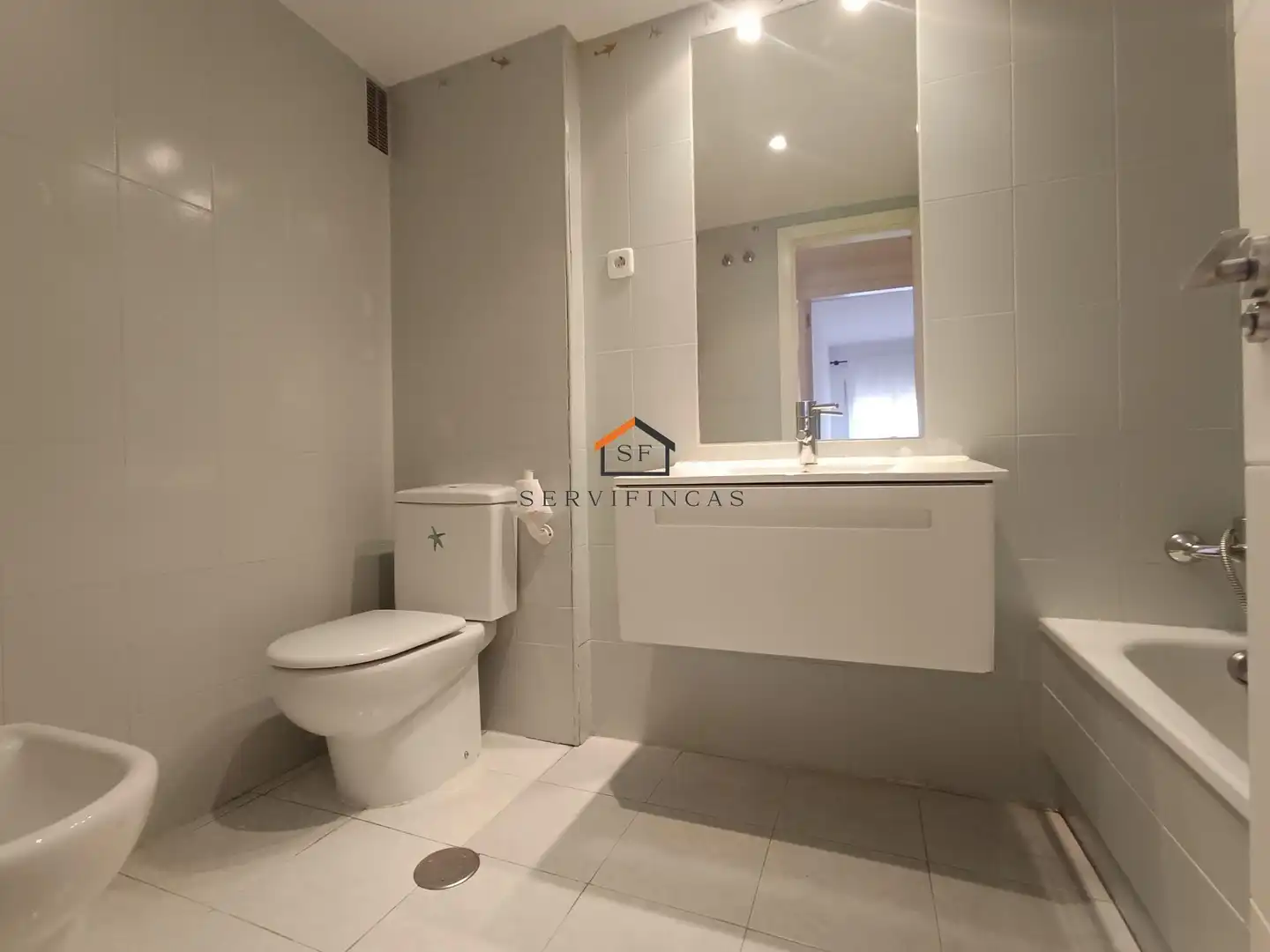 Badezimmer von Wohnung zur Miete in Madrid mit Heizung, Parkett und Abstellraum