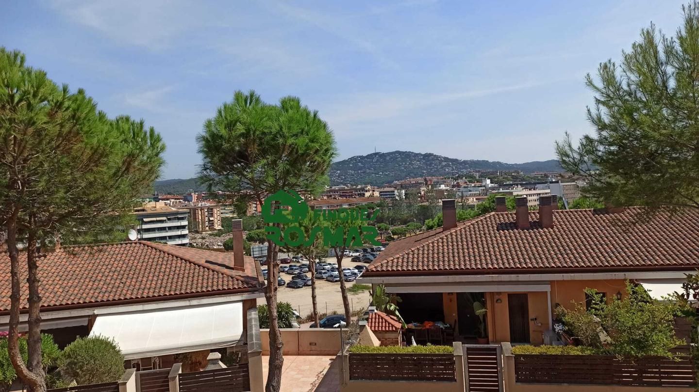 Vista exterior de Casa adosada en venda en Lloret de Mar amb Aire condicionat, Calefacció i Jardí privat