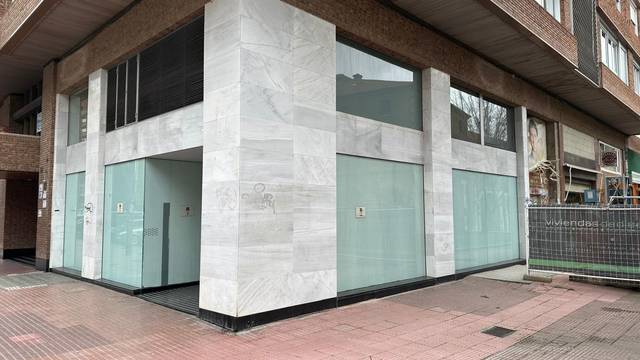 Local comercial en Alquiler en Avenida de la Paz en Villa Pilar