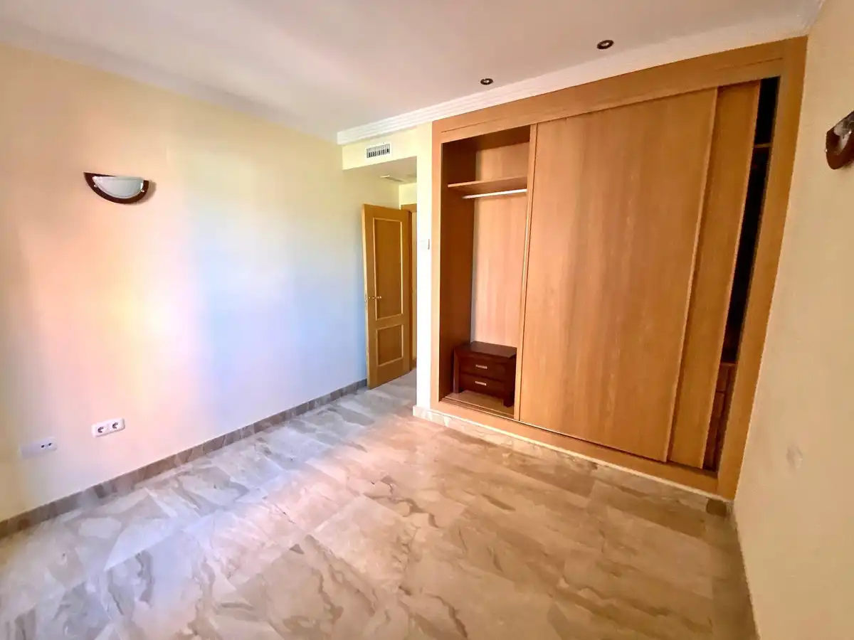 Dormitori de Apartament en venda en Estepona amb Terrassa, Traster i Moblat