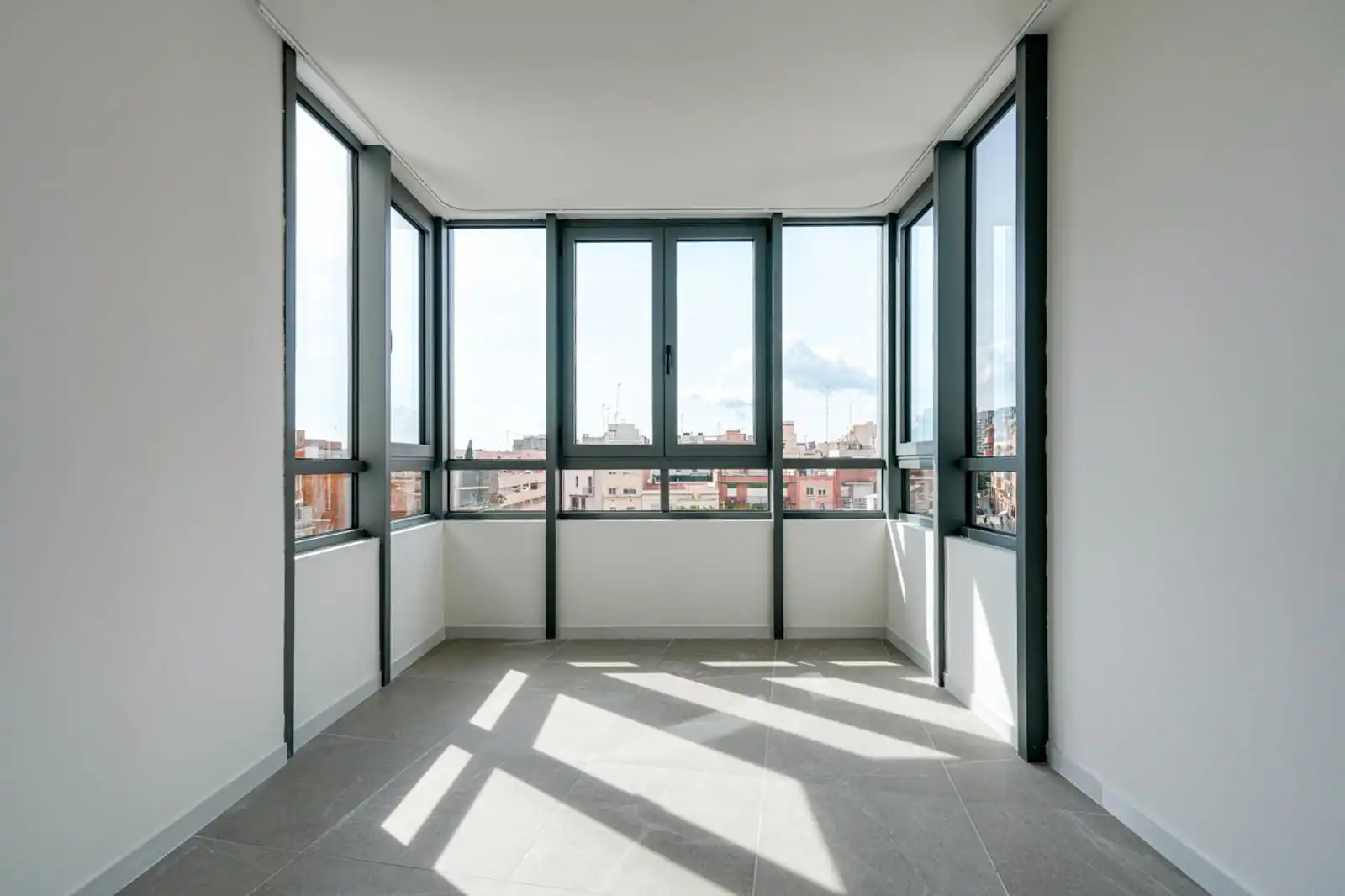 Vista exterior de Piso en venta en L'Hospitalet de Llobregat con Terraza