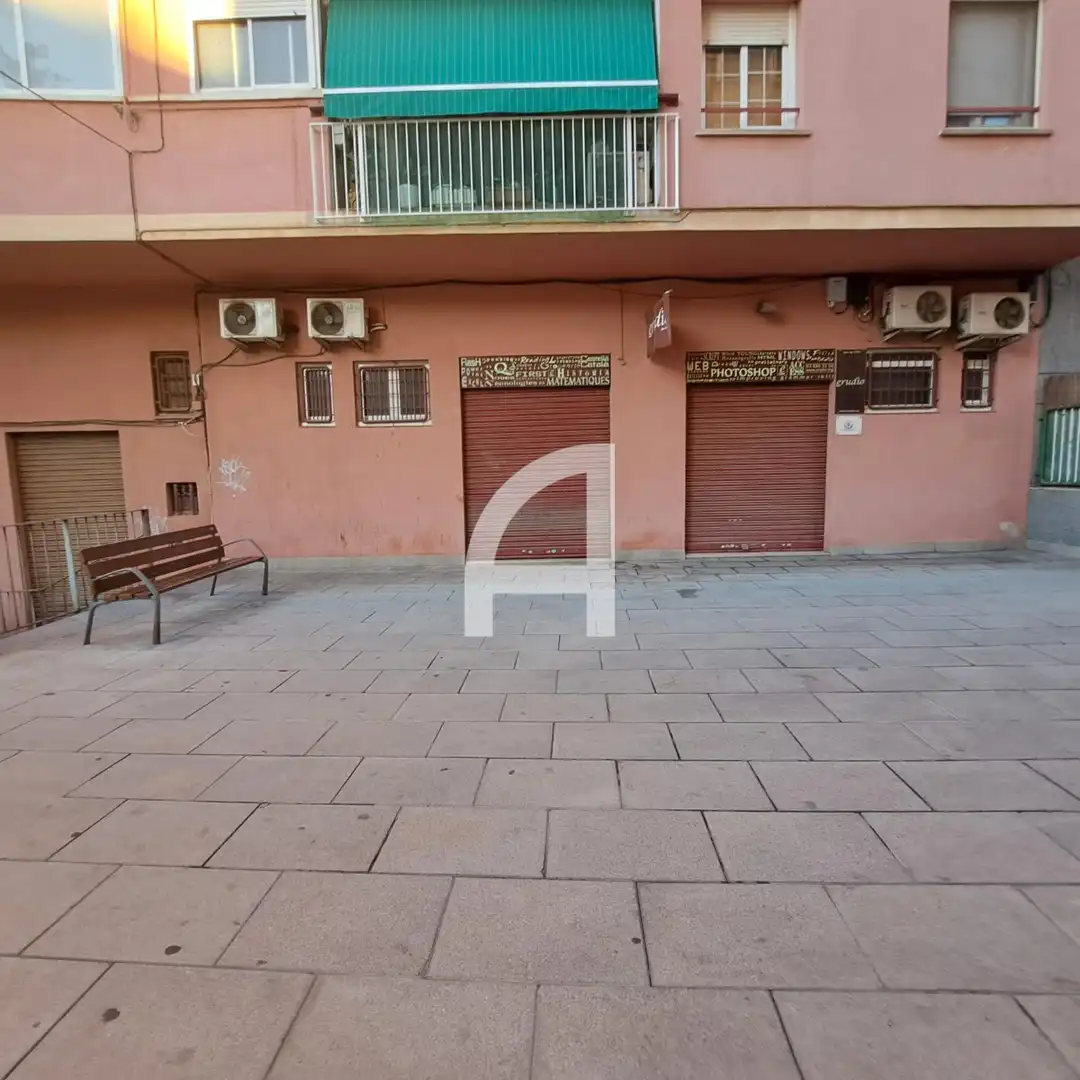 Vista exterior de Local en venda en Sant Feliu de Llobregat