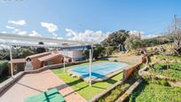 Piscina de Casa o xalet en venda en Villa del Prado amb Aire condicionat, Jardí privat i Terrassa