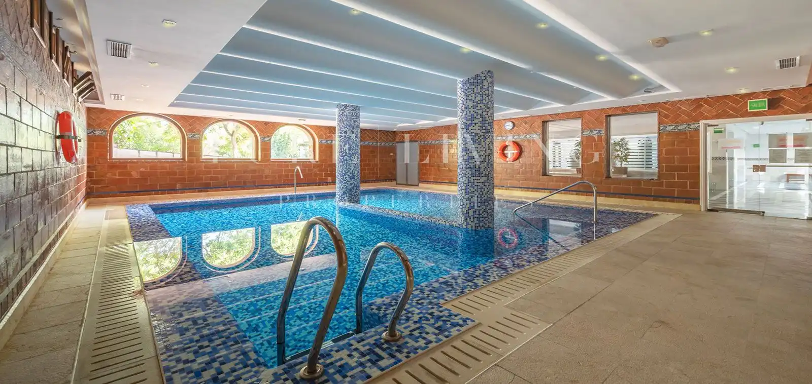 Schwimmbecken von Wohnungen zum Verkauf in Marbella mit Klimaanlage, Terrasse und Abstellraum
