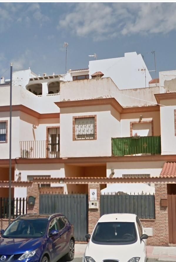 Vista exterior de Casa o chalet en venta en Alcalá de Guadaira con Terraza y Balcón