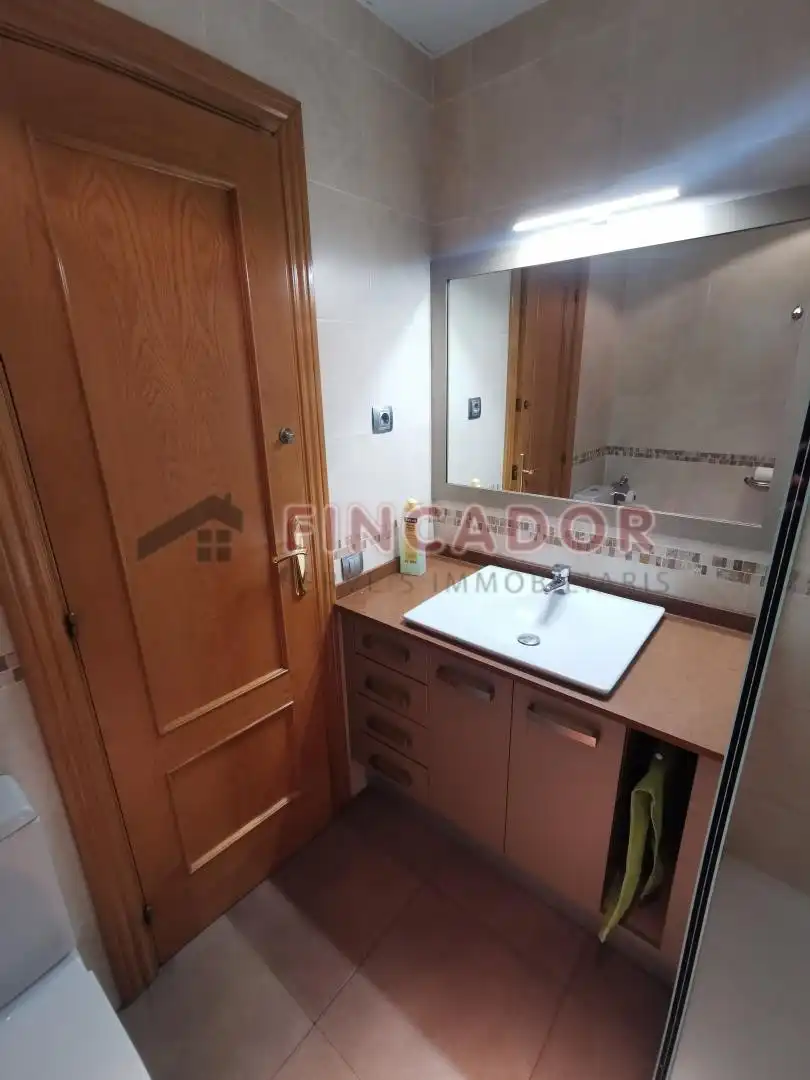 Habitación de Piso en venta en Cornellà de Llobregat con Calefacción, Parquet y Balcón