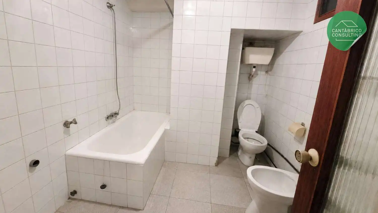 Baño de Local en venta en Navia con Amueblado