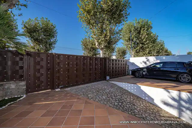 Garden of Houses for sale in Empuriabrava  with Air Conditioner, Heating and Private garden