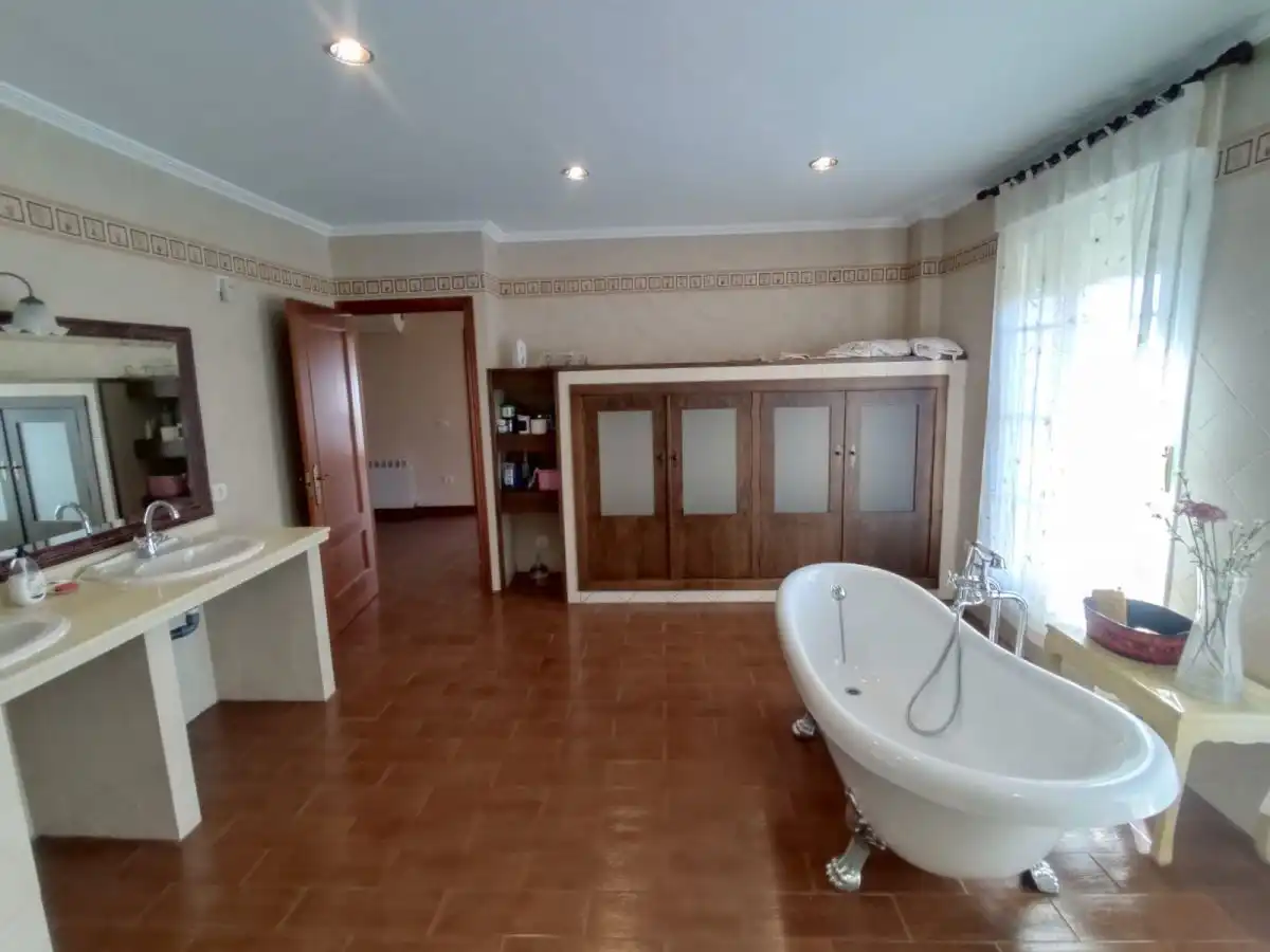 Bany de Casa o xalet en venda en Serradilla amb Aire condicionat