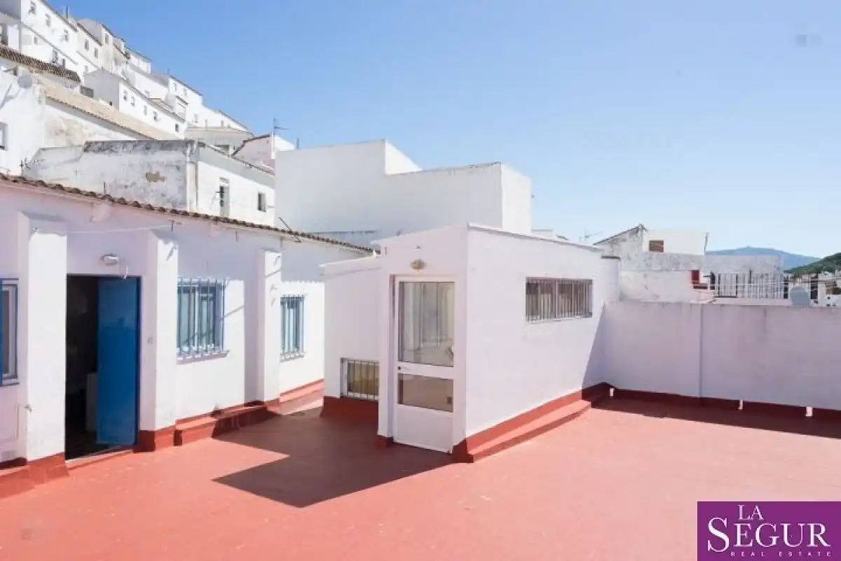 Vista exterior de Casa o xalet en venda en Alcalá de los Gazules amb Terrassa, Traster i Moblat