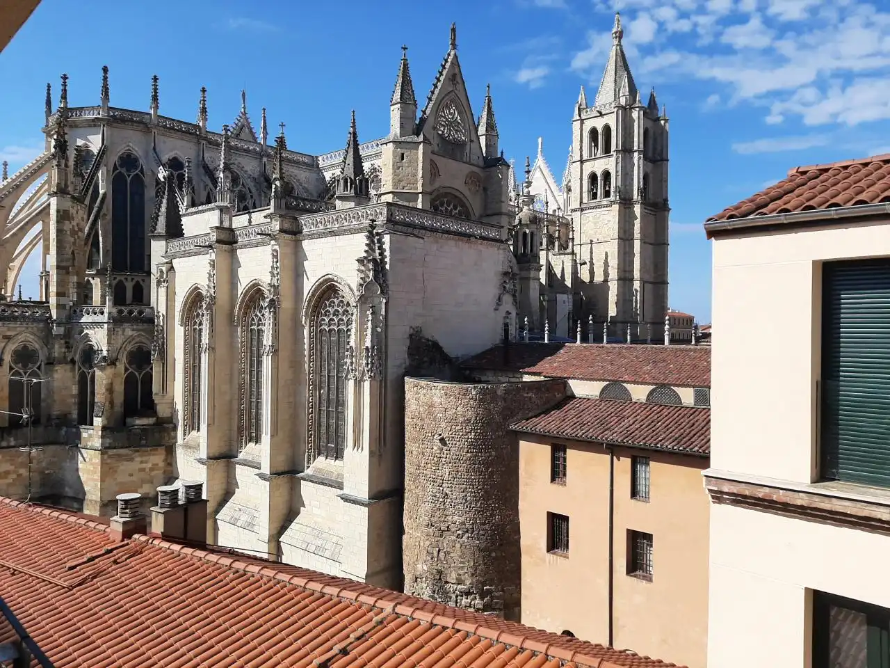 Vista exterior de Piso en venta en León Capital  con Calefacción y Trastero