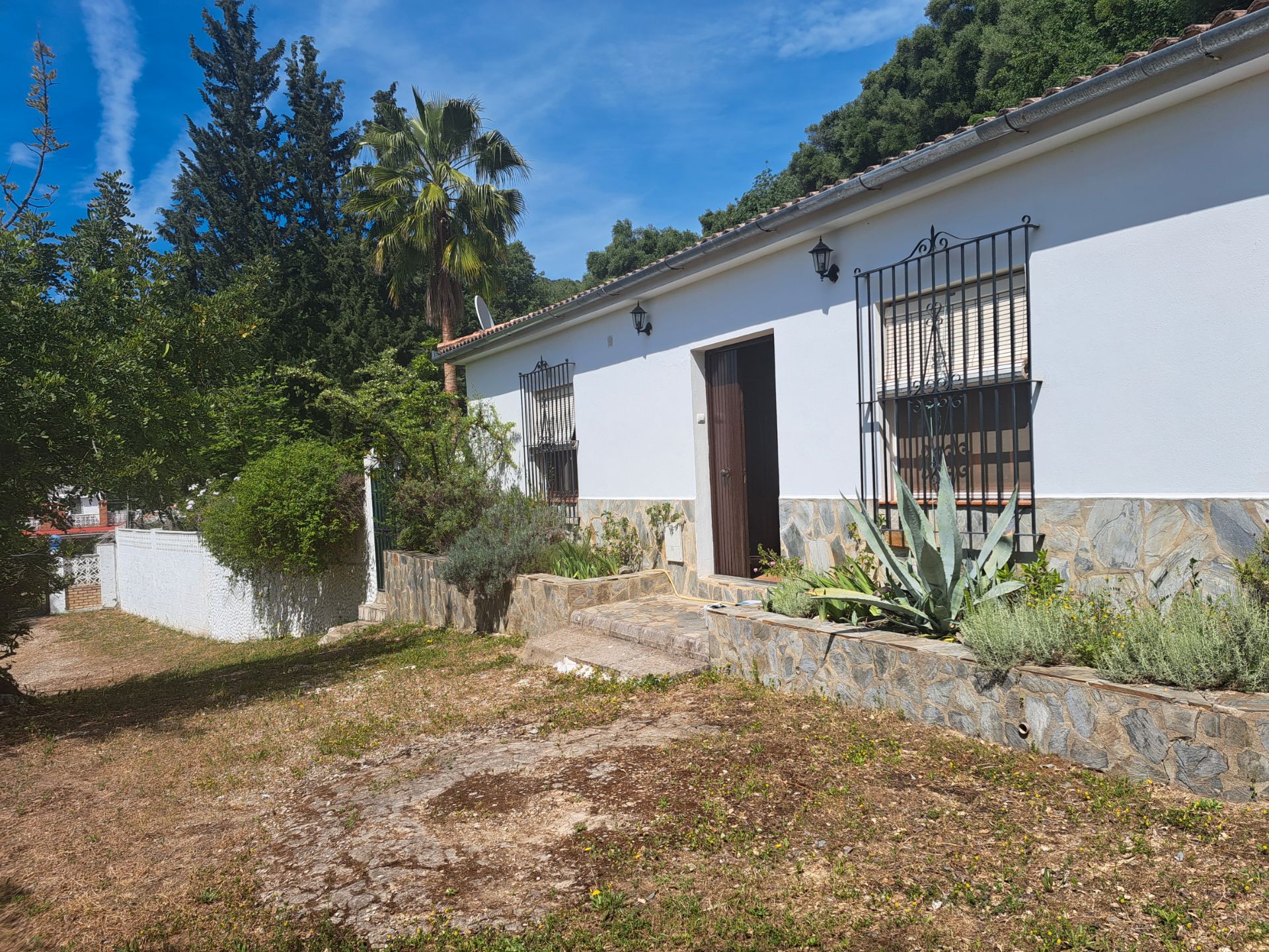 Vista exterior de Casa o xalet en venda en El Bosque amb Jardí privat, Terrassa i Moblat