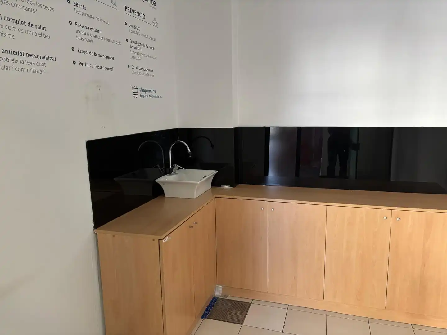 Cuina de Local de lloguer en Sabadell amb Aire condicionat