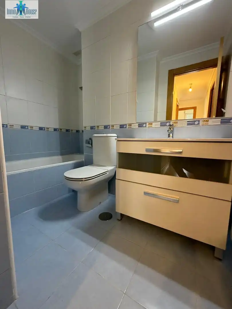 Badezimmer von Wohnung zur Miete in Albacete mit Klimaanlage, Heizung und Parkett