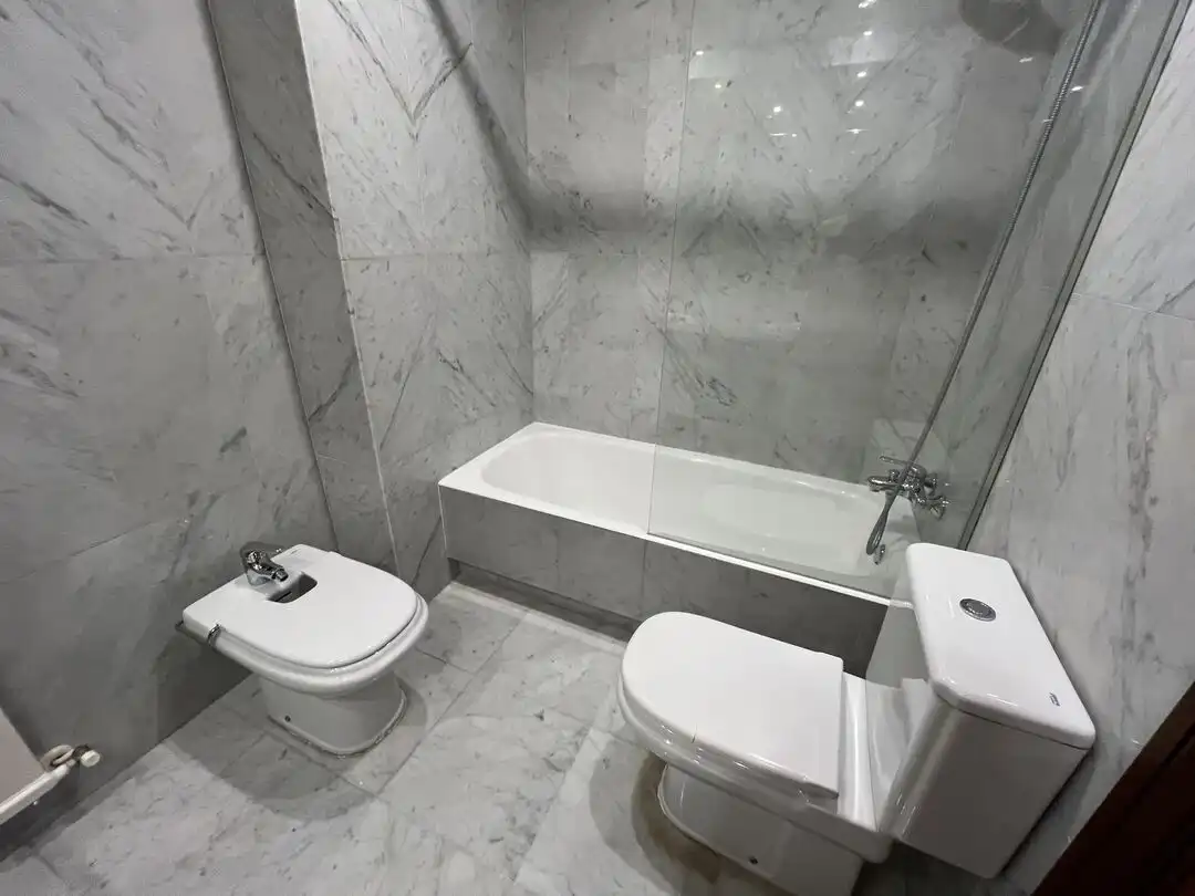 Badezimmer von Wohnung zur Miete in Leioa mit Heizung, Privatgarten und Abstellraum