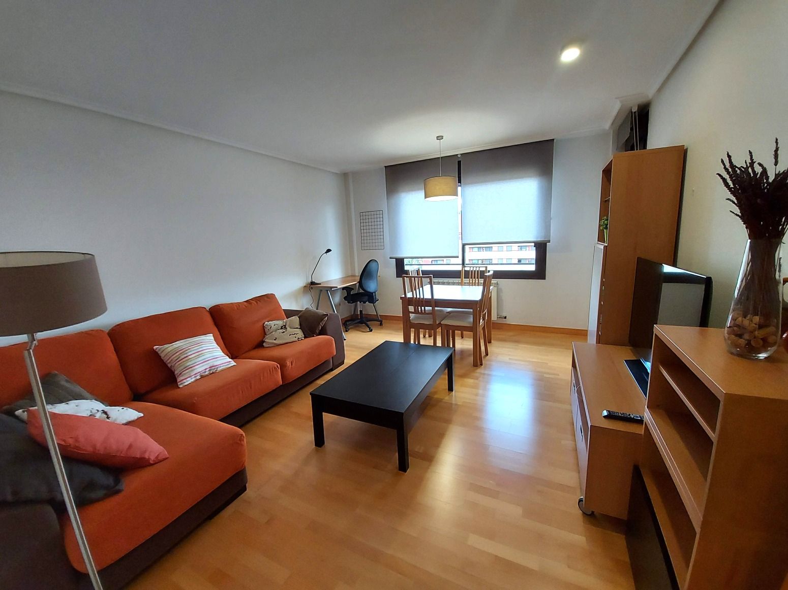 Living room of Flat to rent in  Logroño  with Air Conditioner, Heating and Parquet flooring