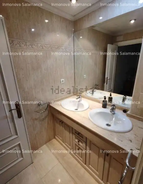 Bathroom of Flat for rent in Salamanca  with Heating, Furnished and Oven