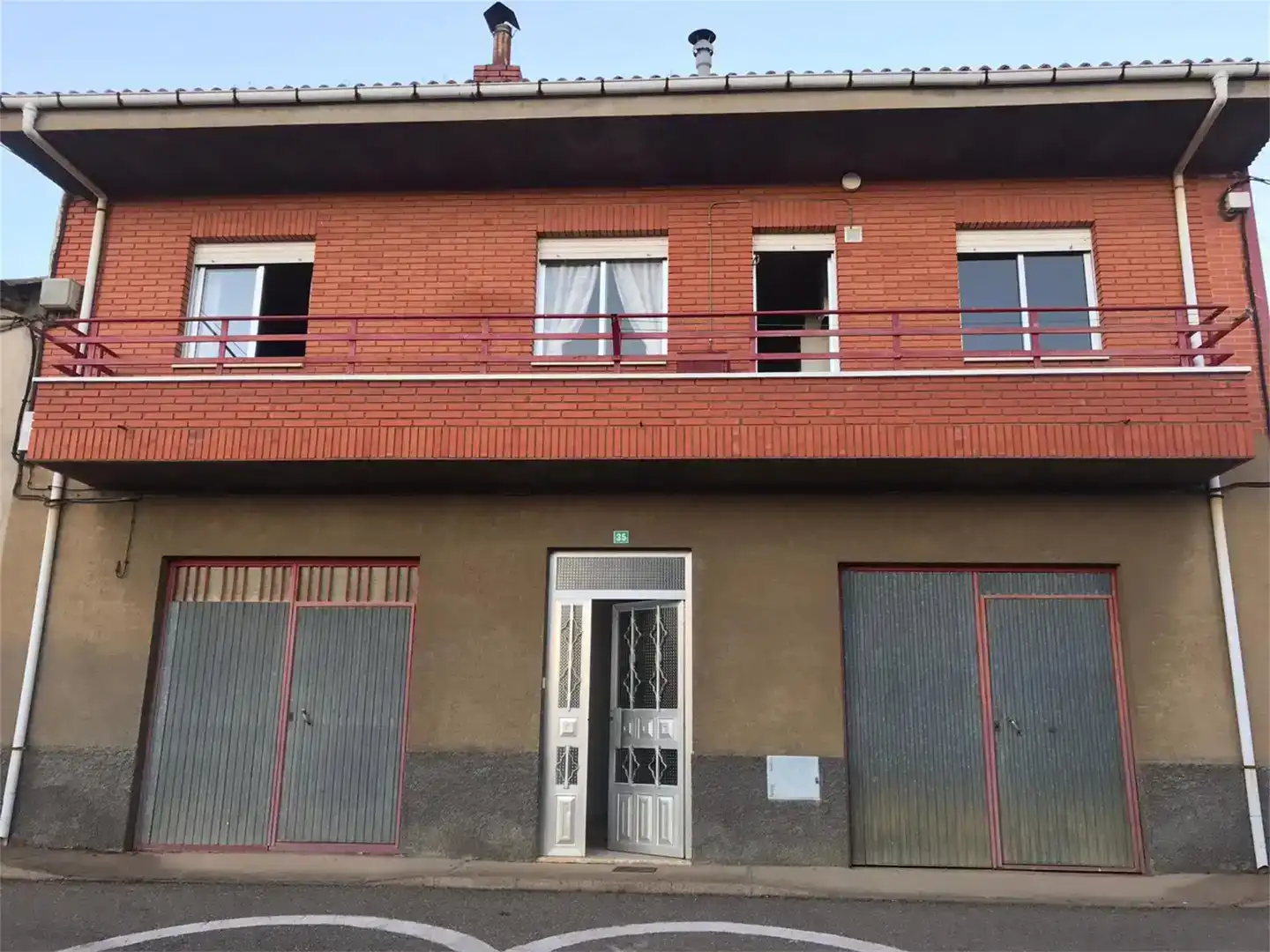 Vista exterior de Finca rústica en venda en Benavides amb Jardí privat i Balcó