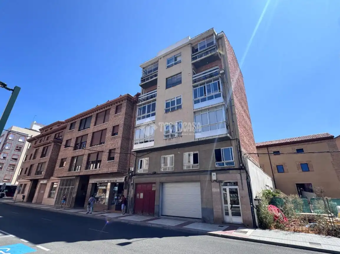 Exterior view of Flat for rent in León Capital   with Heating, Parquet flooring and Terrace
