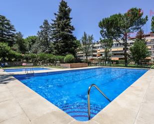 Piscina de Pis de lloguer en La Moraleja amb Aire condicionat, Calefacció i Jardí privat