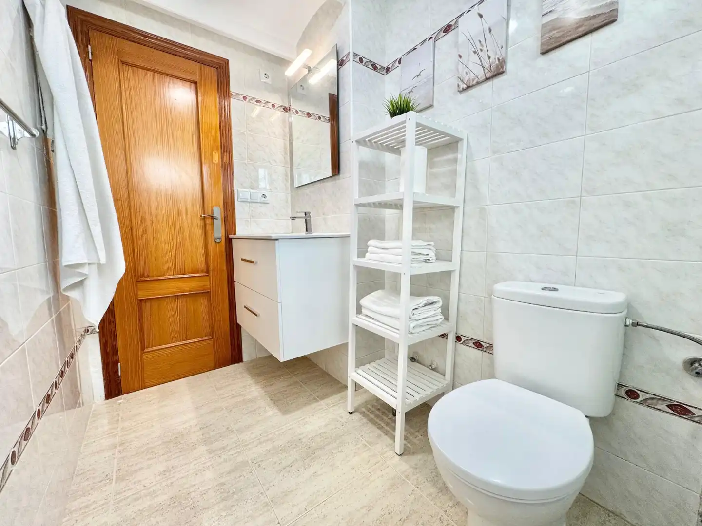 Bany de Apartament de lloguer en Guardamar del Segura amb Aire condicionat, Moblat i Rentadora