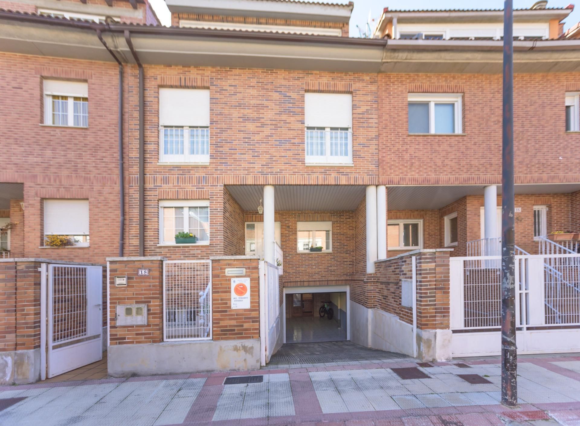 Vista exterior de Casa adosada en venda en Barañain amb Calefacció, Jardí privat i Terrassa