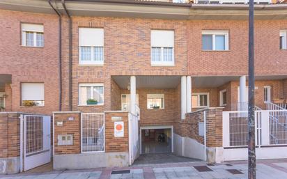 Exterior view of Single-family semi-detached for sale in Barañain  with Heating, Private garden and Terrace