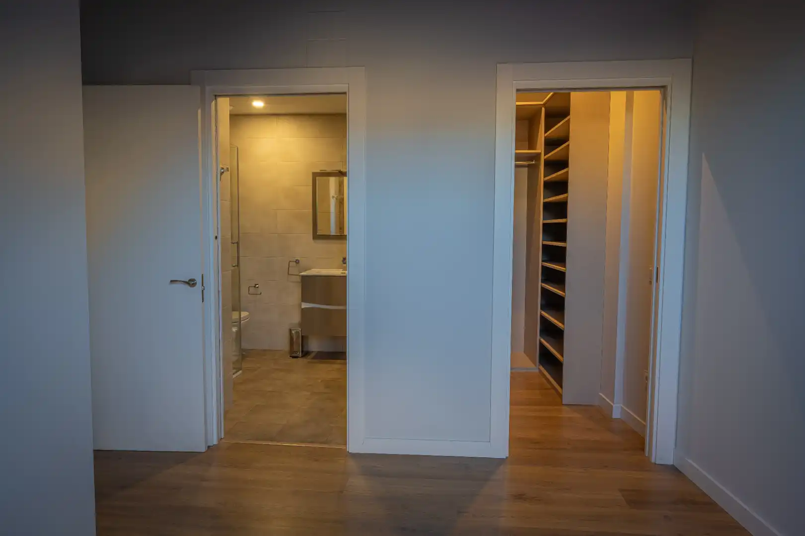 Badezimmer von Dachboden zum Verkauf in Valladolid mit Ofen, Waschmaschine und Mikrowelle