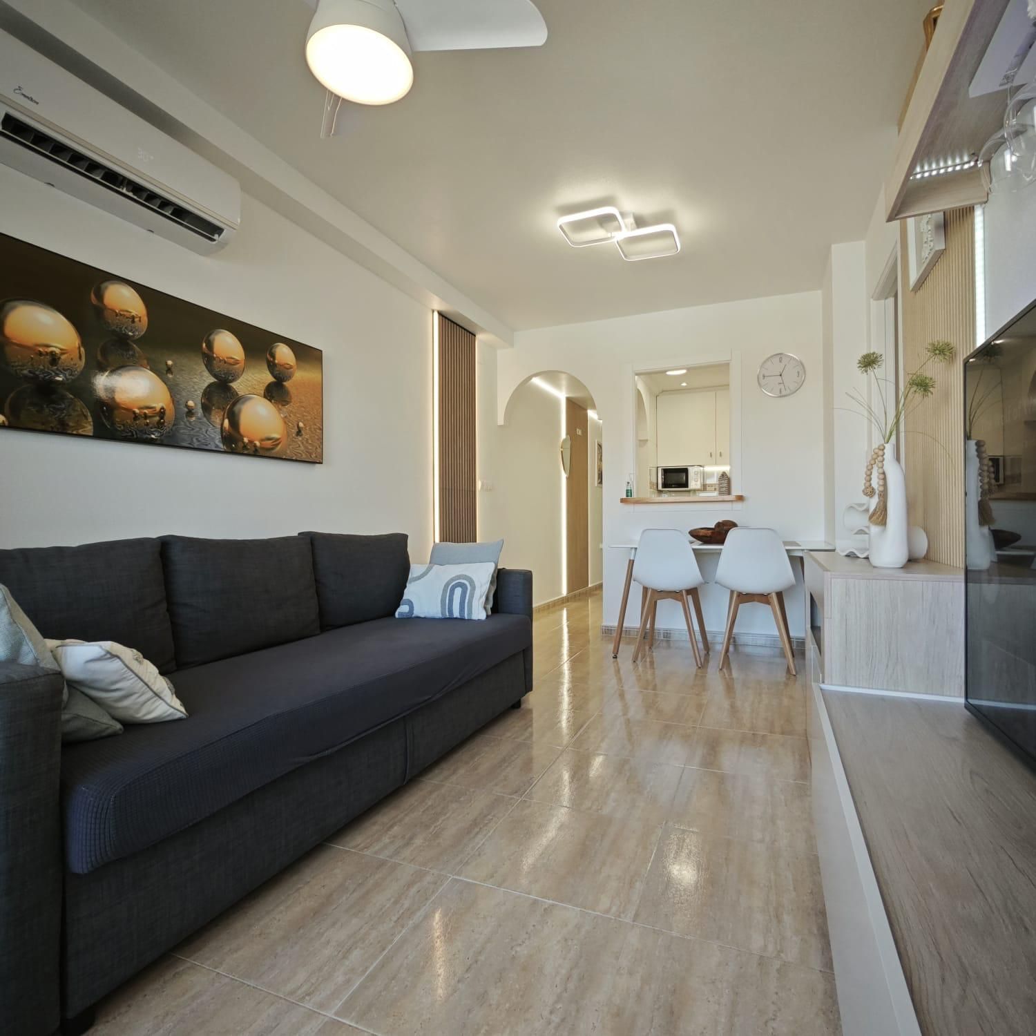 Sala de estar de Apartamento de alquiler en Torrevieja con Aire acondicionado, Calefacción y Terraza