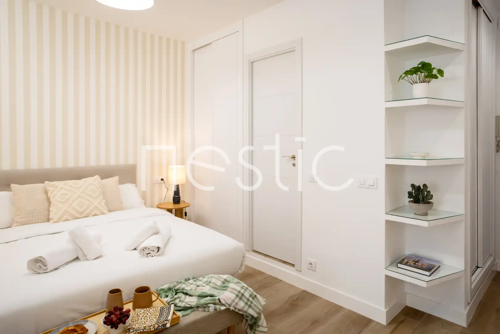 Dormitori de Apartament de lloguer en Madrid amb Aire condicionat, Calefacció i Moblat