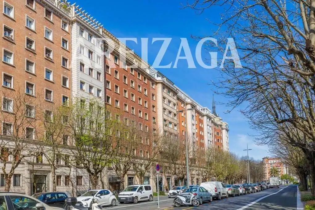 Vista exterior de Pis en venda en Donostia - San Sebastián  amb Calefacció i Traster