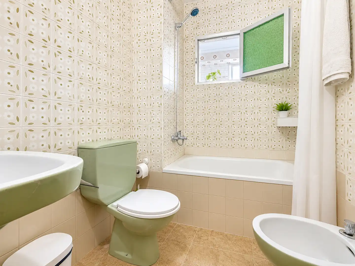 Baño de Piso en venta en Málaga con Amueblado, Horno y Lavadora