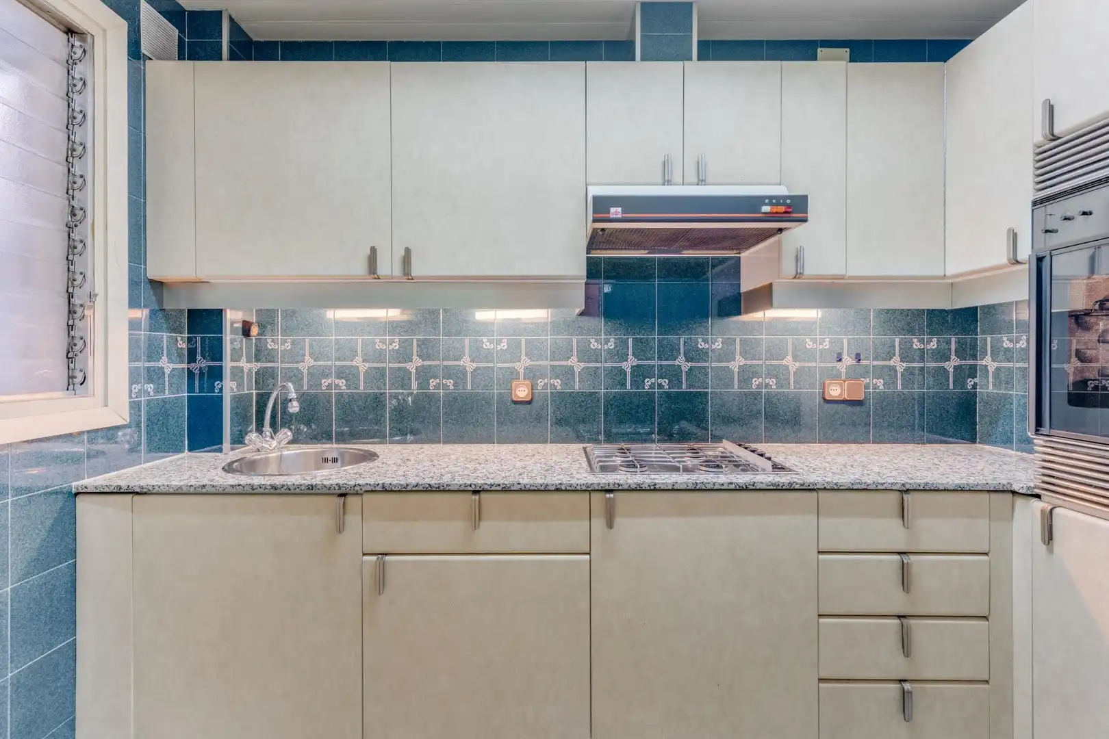Cocina de Piso en venta en Barcelona con Balcón y Alarma