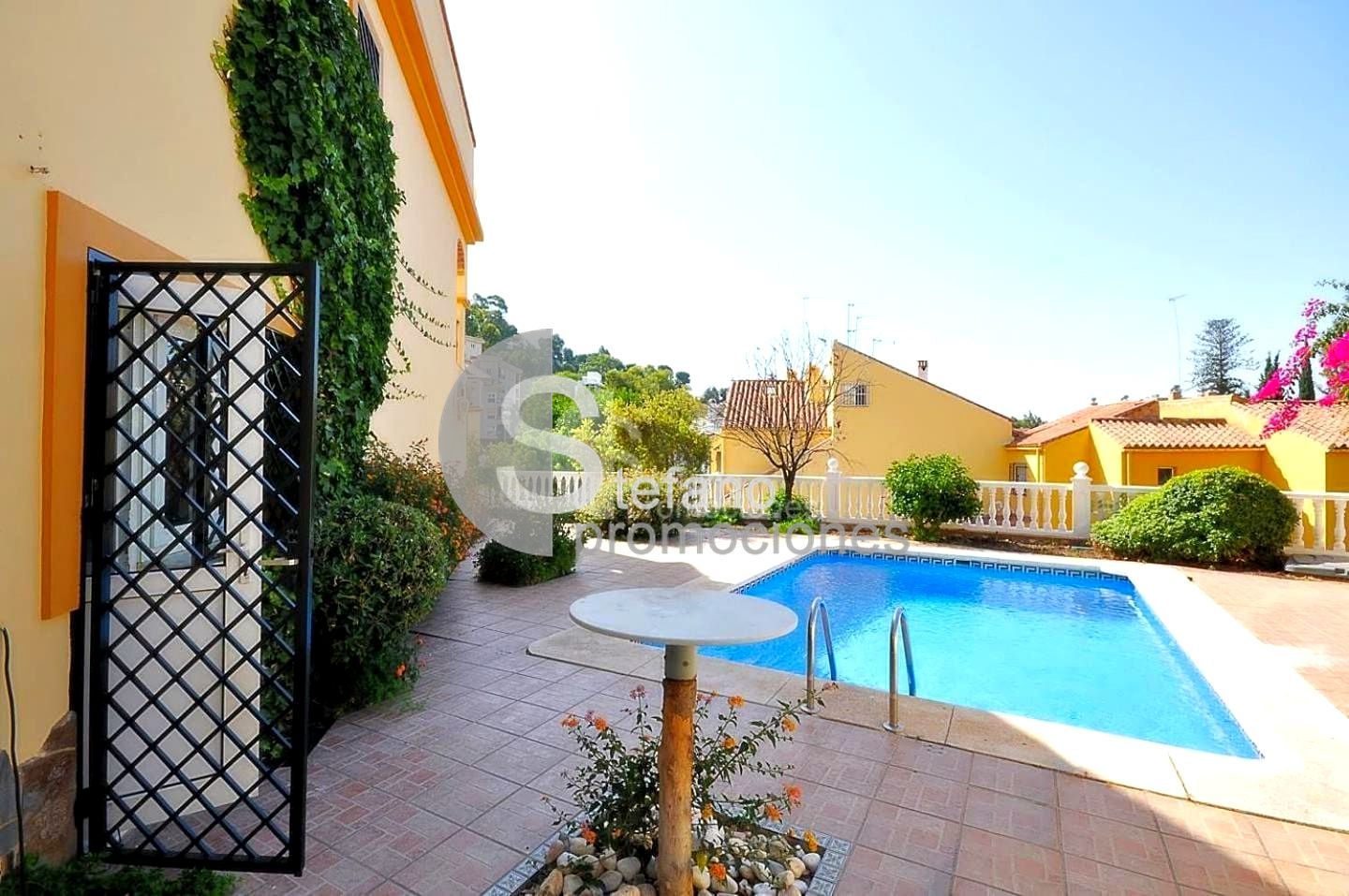 Vista exterior de Casa adosada de lloguer en Málaga Capital amb Aire condicionat, Jardí privat i Terrassa