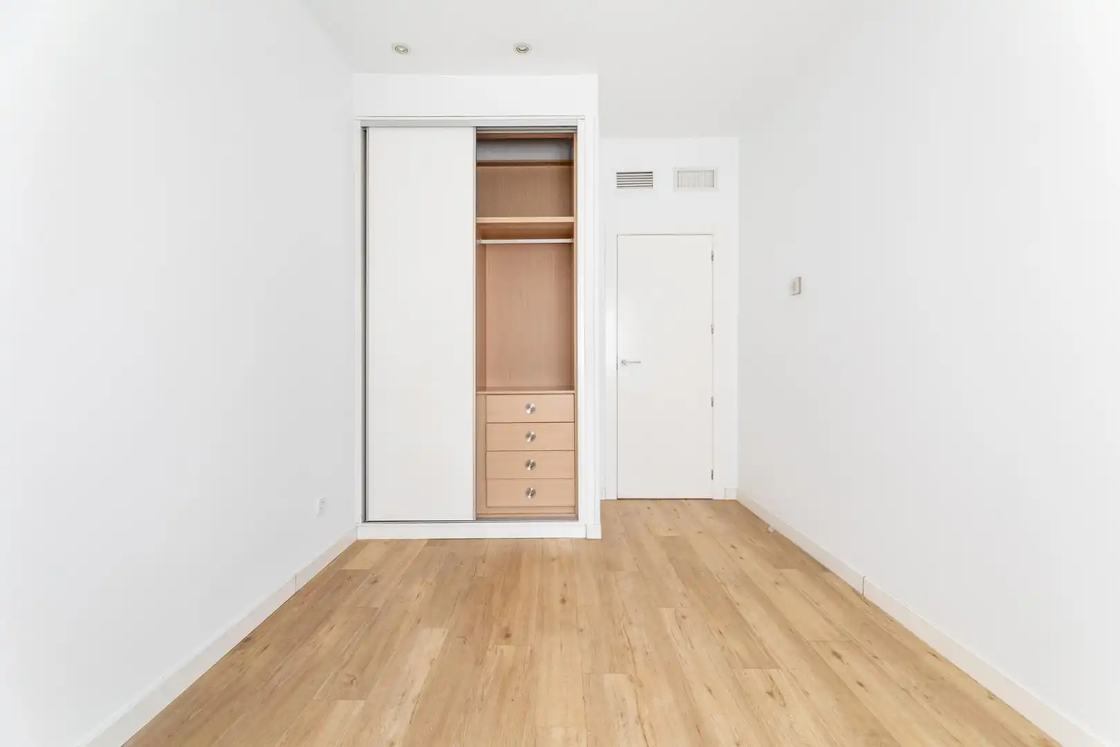 Bedroom of Flat for rent in Madrid  with Air Conditioner and Heating
