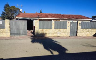 Vista exterior de Casa o xalet en venda en Villar del Olmo amb Calefacció i Jardí privat