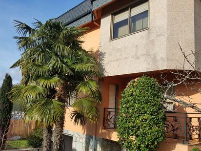 Vista exterior de Casa o xalet en venda en Vigo  amb Jardí privat, Parquet i Forn