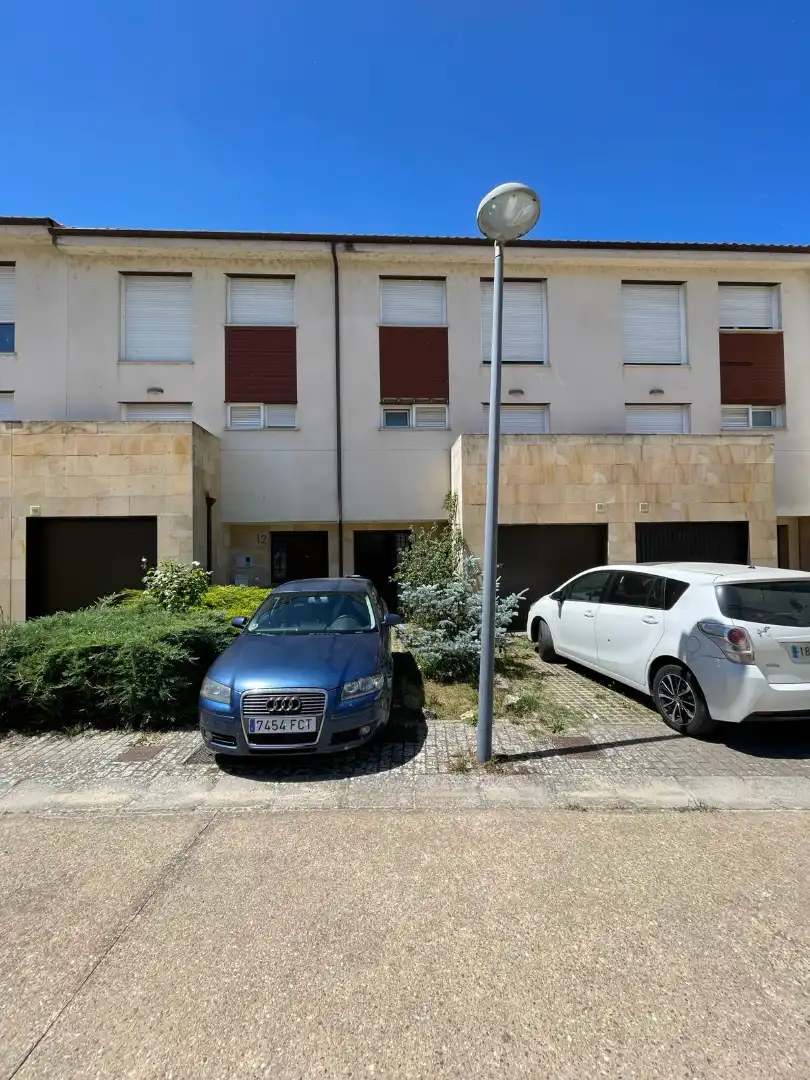 Parking de Casa adosada en venta en San Leonardo de Yagüe con Calefacción, Jardín privado y Parquet