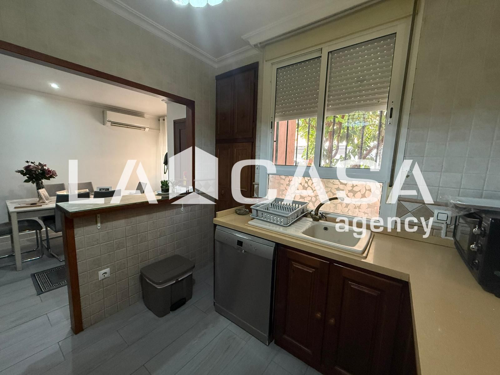 Cuina de Casa adosada en venda en Montequinto amb Aire condicionat i Piscina