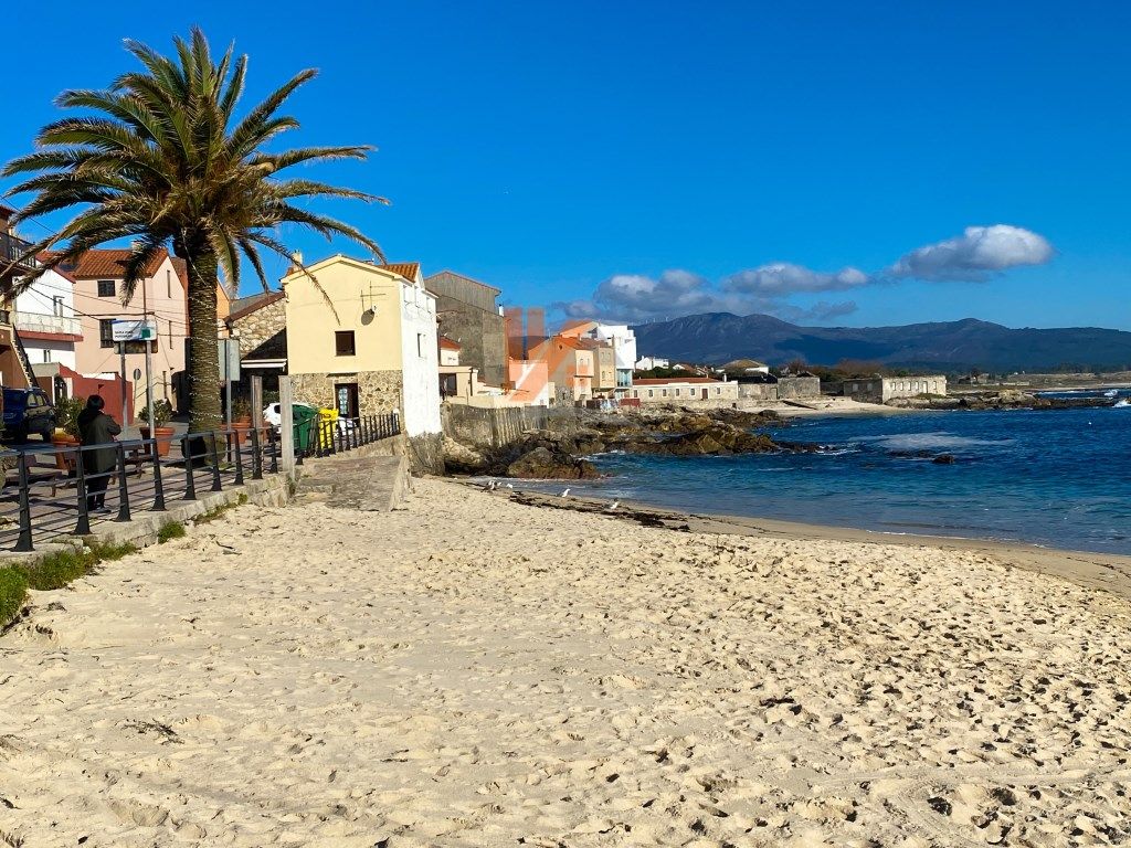 Vista exterior de Casa o xalet en venda en Ribeira amb Jardí privat i Forn