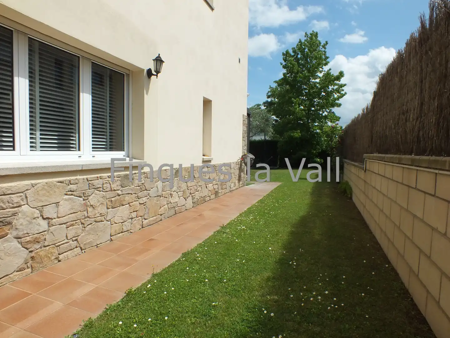 Haus oder Chalet zum Verkauf in Tona mit Heizung, Privatgarten und Ofen