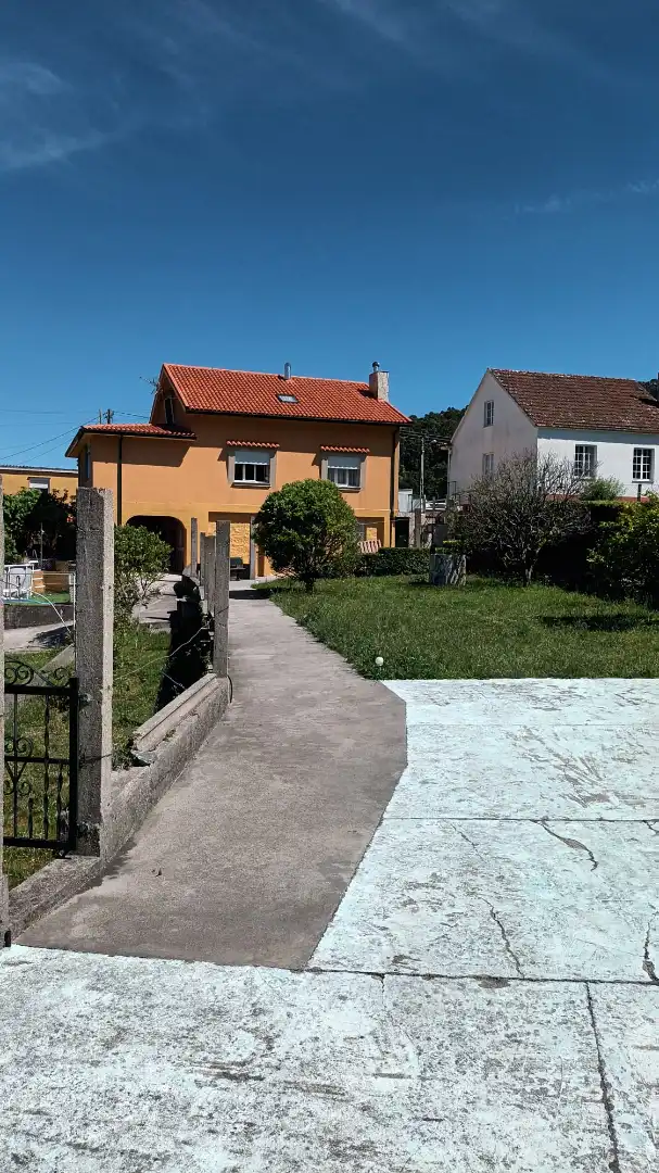 Vista exterior de Casa o xalet en venda en Muros amb Jardí privat, Piscina i Moblat